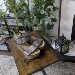  Pierre Dumas Hester Wedge Sandals Size 6